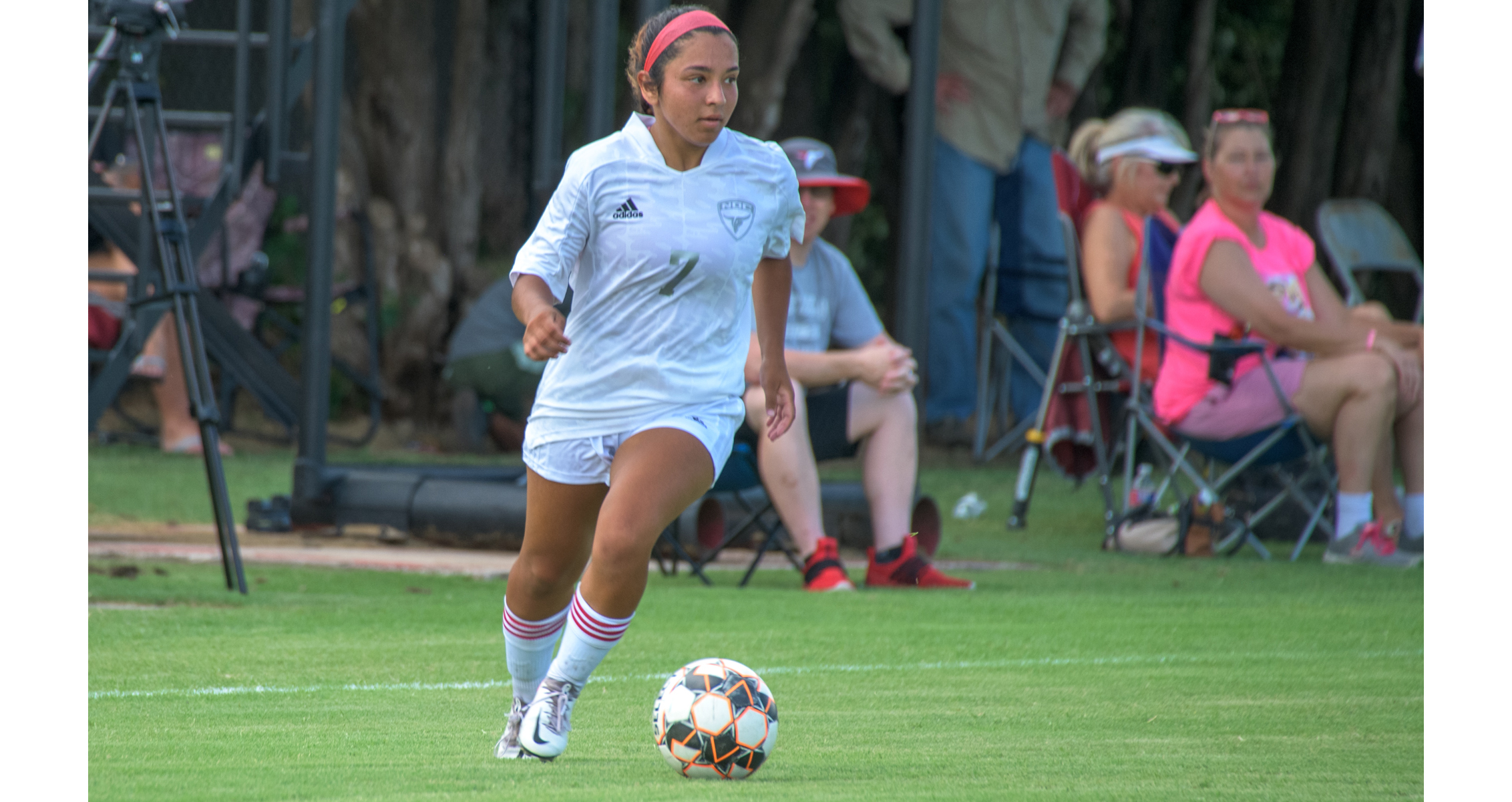 19th Ranked Women's Soccer cruises to easy win
